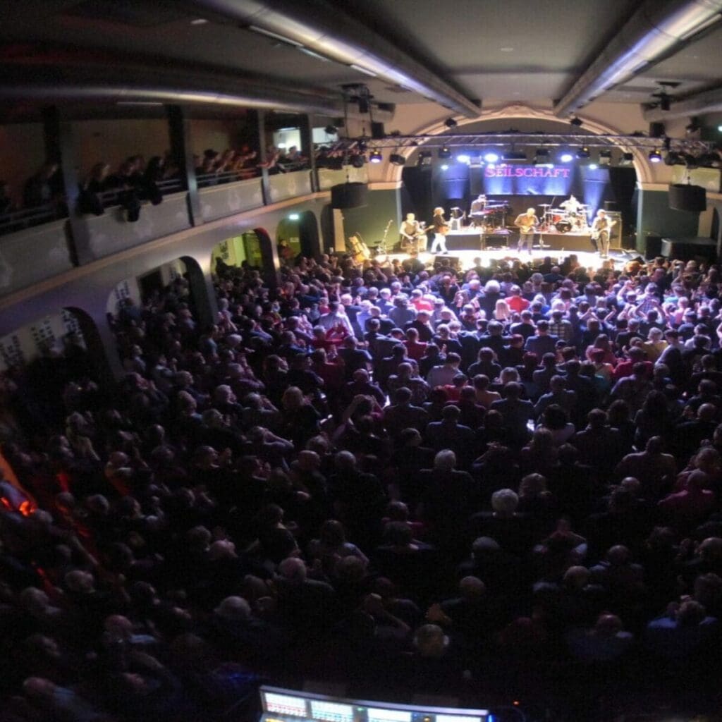 Sommertheater im ANKER-Innenhof - Offline Verknallt Leipzig Anker 16.07.2026 – 30.08.2026 5 Arena Ticket | Sommertheater im ANKER-Innenhof - Offline Verknallt Leipzig Anker 16.07.2026 – 30.08.2026 | Anker Leipzig innen Seilschaft Publikum min scaled 1x1 20260129170105