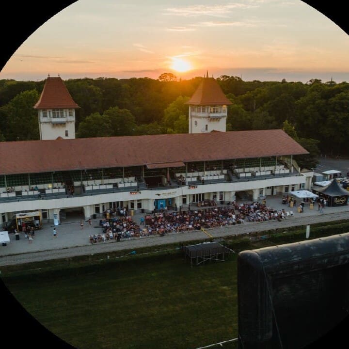 Filmnächte Leipzig 10.07. - 16.08.2026 | Open-Air Kino & Konzerte auf der Galopprennbahn Scheibenholz Leipzig Sommerkino 11 Arena Ticket | Filmnächte Leipzig 10.07. - 16.08.2026 | Open-Air Kino & Konzerte auf der Galopprennbahn Scheibenholz Leipzig Sommerkino | filmnaechte logo 1x1 20260601105609
