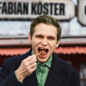Fabian Köster - 10 Jahre Reporter – fast – ohne Grenzen - Halle Steintor Variete 22.04.2026 20:00 Uhr